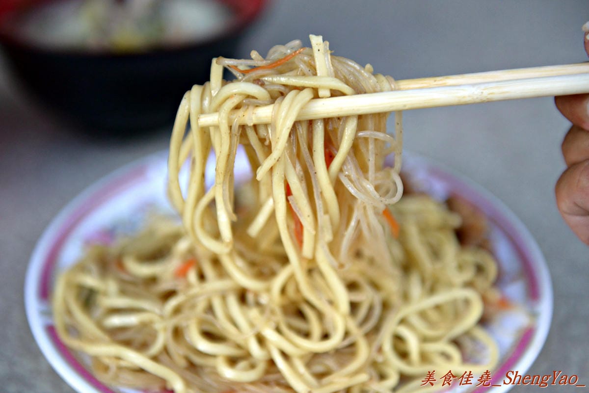 [台中大雅]胖媽炒麵 – 大雅超人氣炒麵,大份量炒麵/炒米粉才25元,再配上他們超多料的綜合湯,讓人早餐吃得又飽又滿足。