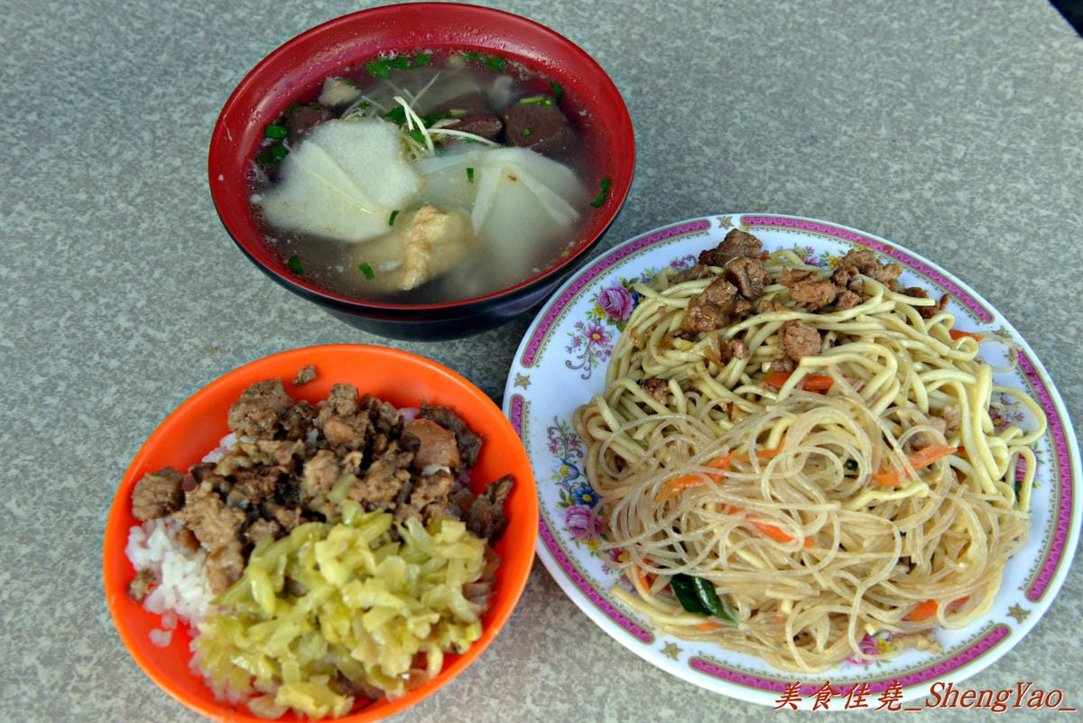 [台中大雅]胖媽炒麵 – 大雅超人氣炒麵,大份量炒麵/炒米粉才25元,再配上他們超多料的綜合湯,讓人早餐吃得又飽又滿足。