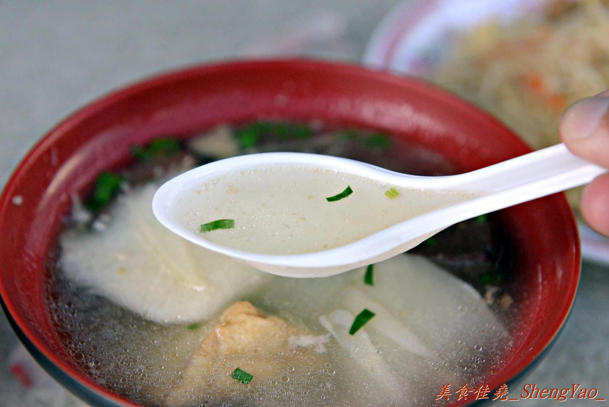 [台中大雅]胖媽炒麵 – 大雅超人氣炒麵,大份量炒麵/炒米粉才25元,再配上他們超多料的綜合湯,讓人早餐吃得又飽又滿足。