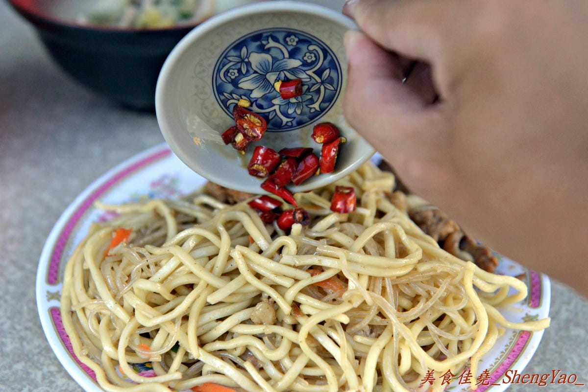 [台中大雅]胖媽炒麵 – 大雅超人氣炒麵,大份量炒麵/炒米粉才25元,再配上他們超多料的綜合湯,讓人早餐吃得又飽又滿足。