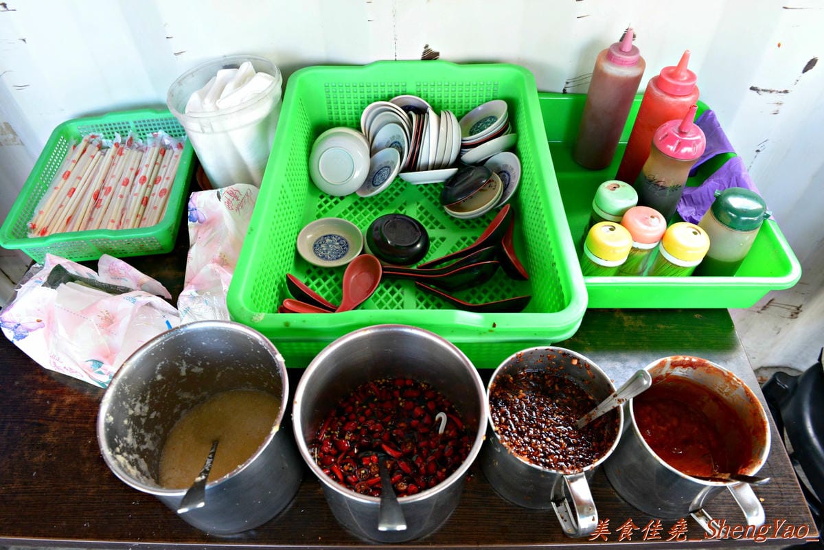 [台中大雅]胖媽炒麵 – 大雅超人氣炒麵,大份量炒麵/炒米粉才25元,再配上他們超多料的綜合湯,讓人早餐吃得又飽又滿足。