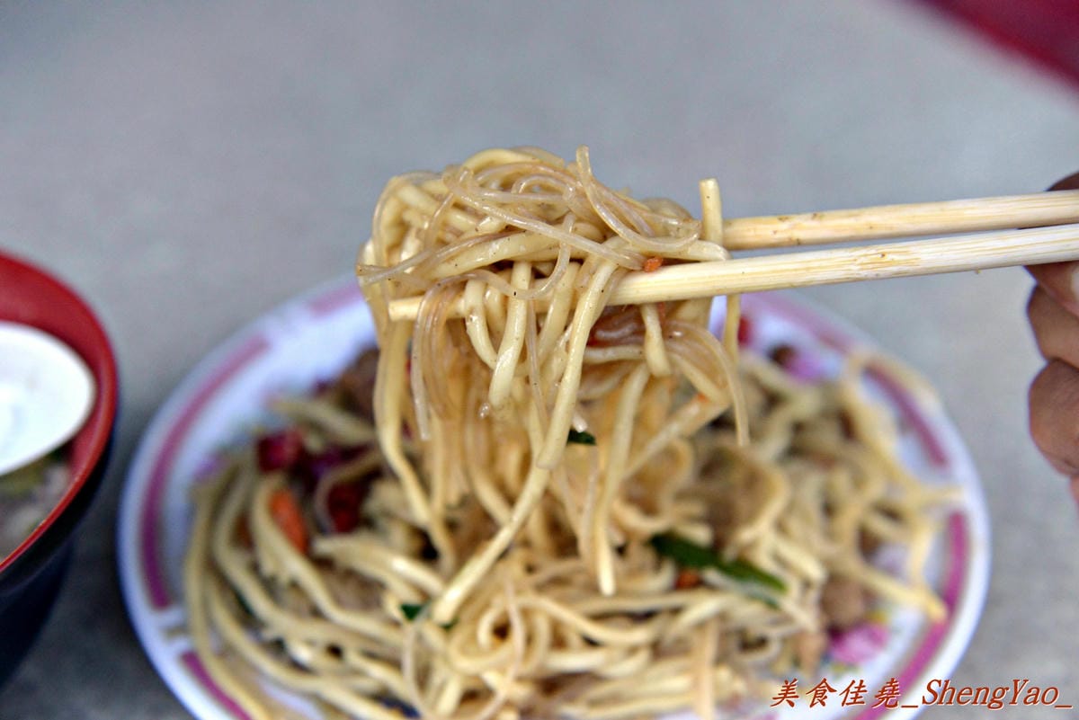 [台中大雅]胖媽炒麵 – 大雅超人氣炒麵,大份量炒麵/炒米粉才25元,再配上他們超多料的綜合湯,讓人早餐吃得又飽又滿足。