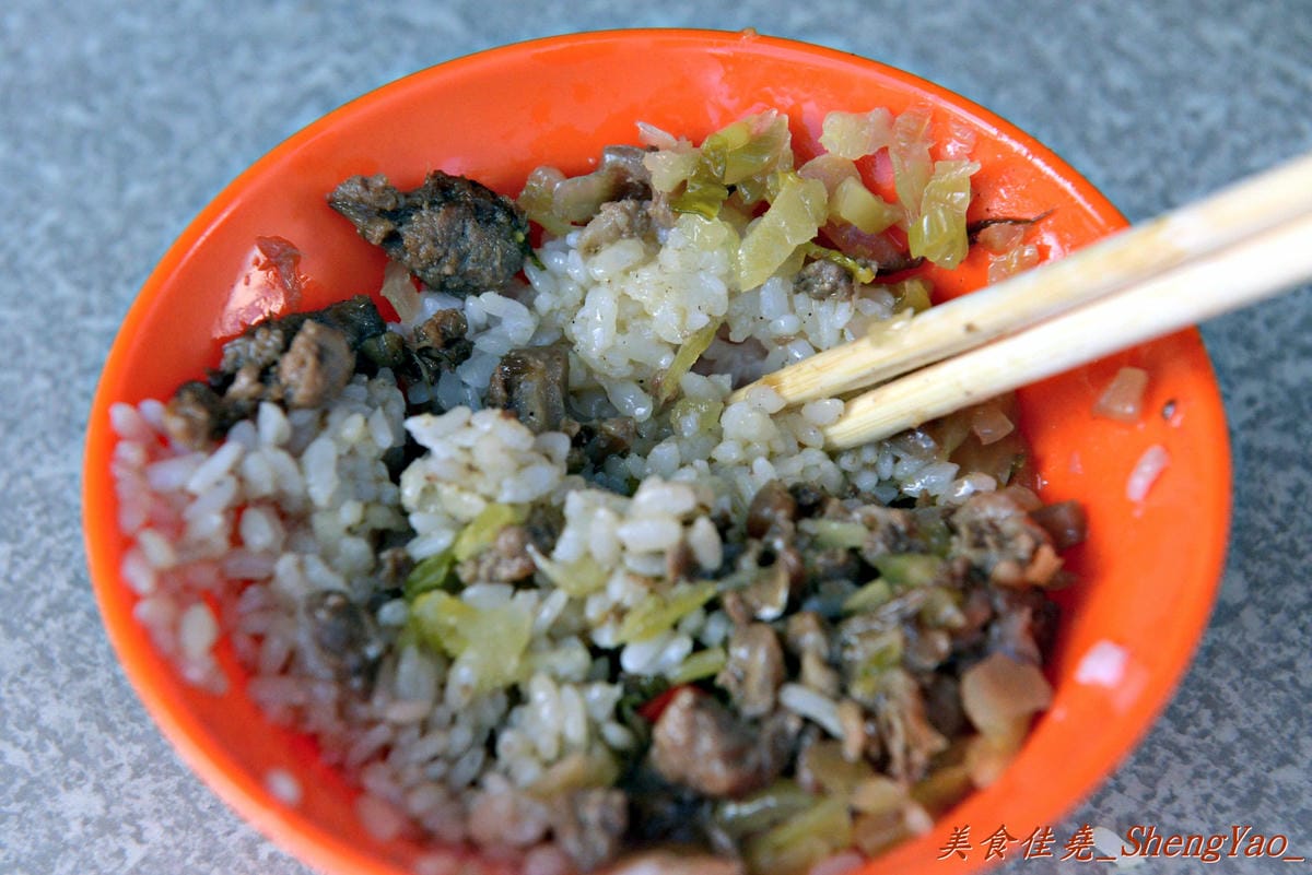 [台中大雅]胖媽炒麵 – 大雅超人氣炒麵,大份量炒麵/炒米粉才25元,再配上他們超多料的綜合湯,讓人早餐吃得又飽又滿足。