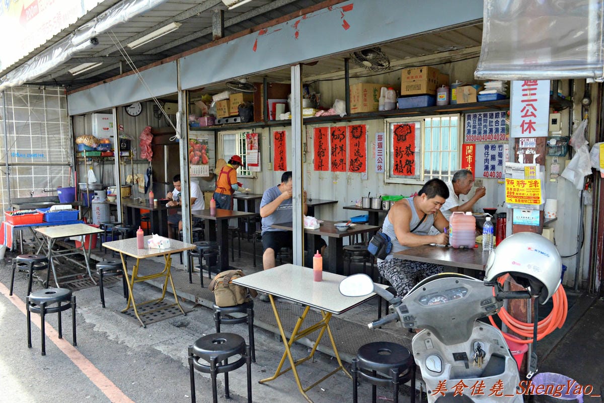 [台中大雅]胖媽炒麵 – 大雅超人氣炒麵,大份量炒麵/炒米粉才25元,再配上他們超多料的綜合湯,讓人早餐吃得又飽又滿足。