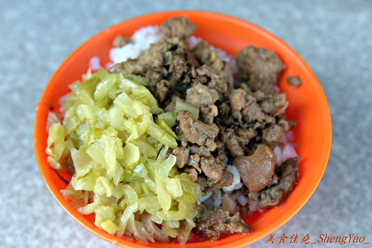 [台中大雅]胖媽炒麵 – 大雅超人氣炒麵,大份量炒麵/炒米粉才25元,再配上他們超多料的綜合湯,讓人早餐吃得又飽又滿足。