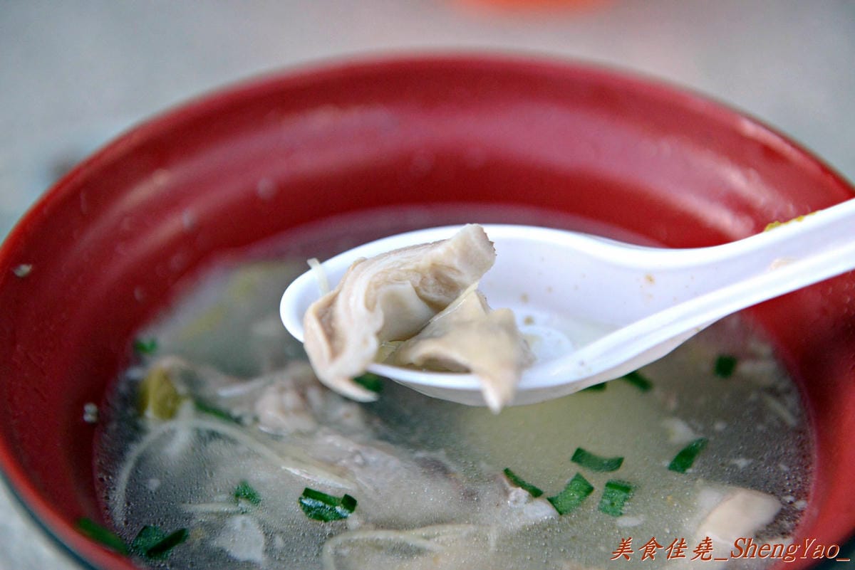 [台中大雅]胖媽炒麵 – 大雅超人氣炒麵,大份量炒麵/炒米粉才25元,再配上他們超多料的綜合湯,讓人早餐吃得又飽又滿足。