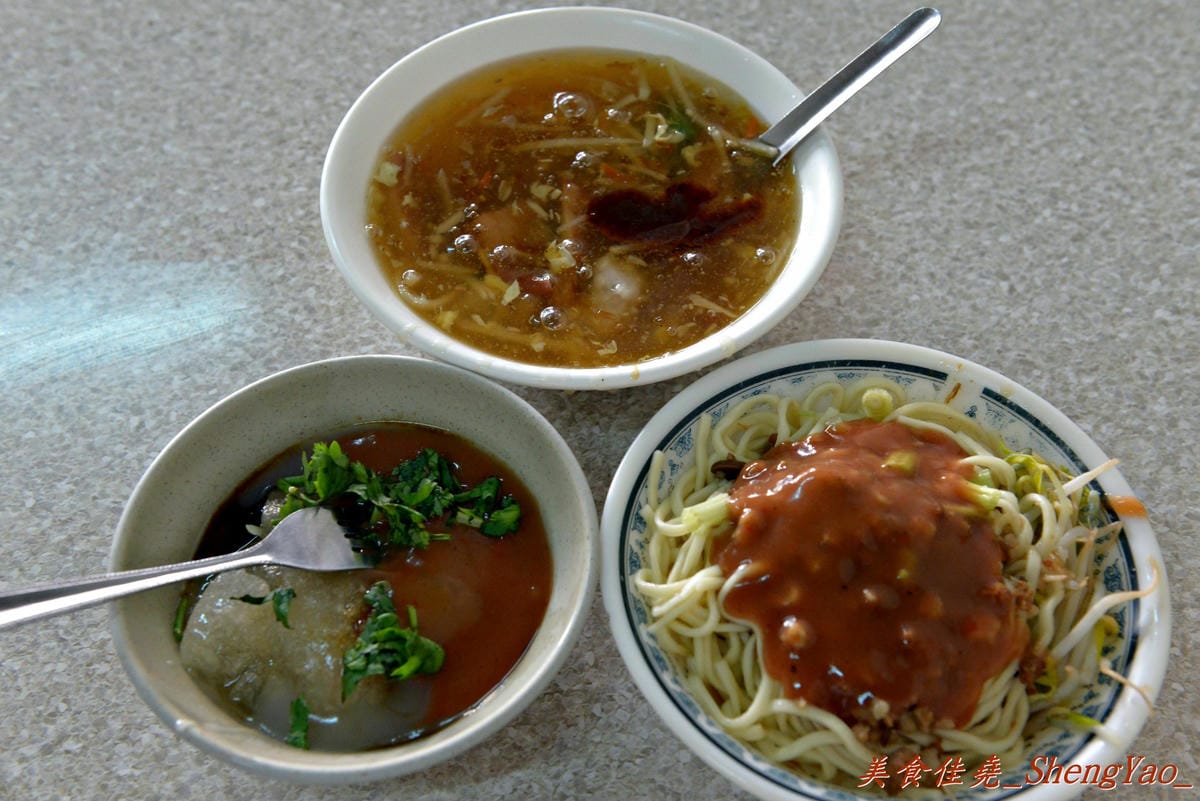 [台中沙鹿]巨業客運站對面肉圓 – 沙鹿人氣最旺的無名肉圓老店,肉圓便宜好吃、店家服務態度親切。