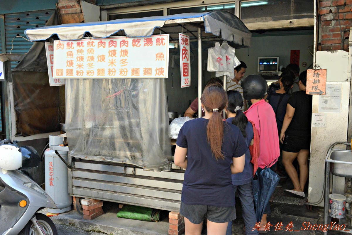 [台中沙鹿]巨業客運站對面肉圓 – 沙鹿人氣最旺的無名肉圓老店,肉圓便宜好吃、店家服務態度親切。