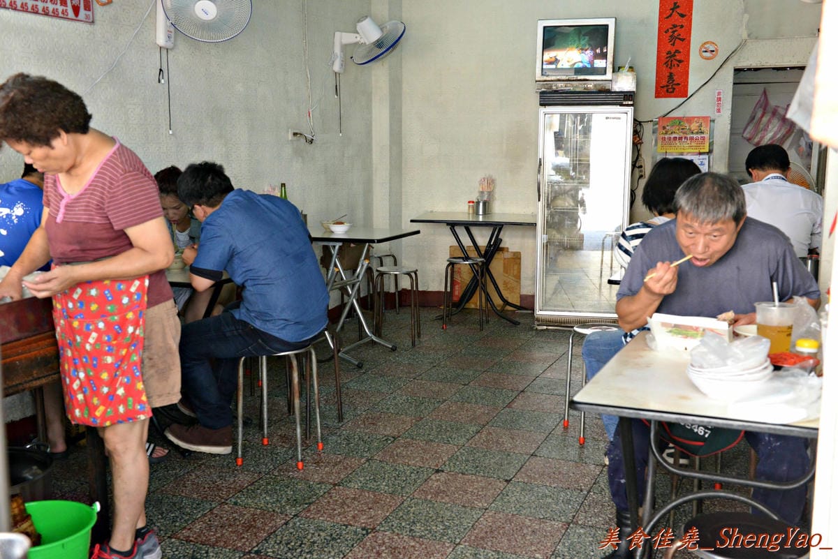[台中沙鹿]巨業客運站對面肉圓 – 沙鹿人氣最旺的無名肉圓老店,肉圓便宜好吃、店家服務態度親切。