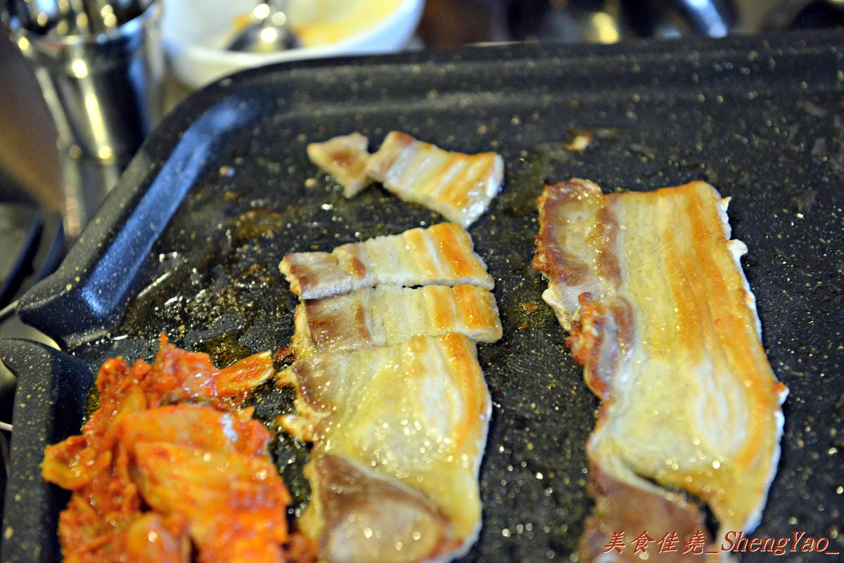 [台中北區]3Pig 韓國五花肉專賣店 – 台中又一新開的汽油桶韓式烤肉,主廚是韓國人,標榜道地韓國口味,食材和器具也全都由韓國空運來台。