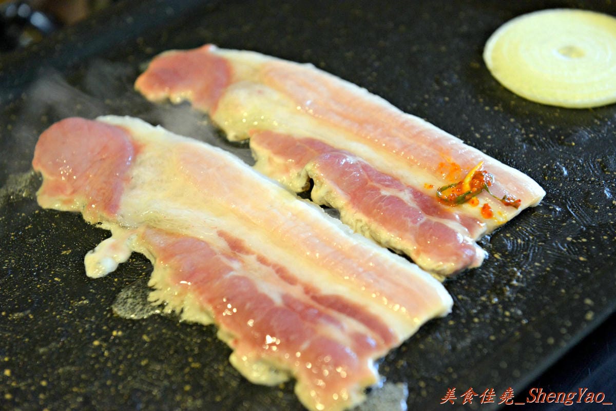 [台中北區]3Pig 韓國五花肉專賣店 – 台中又一新開的汽油桶韓式烤肉,主廚是韓國人,標榜道地韓國口味,食材和器具也全都由韓國空運來台。