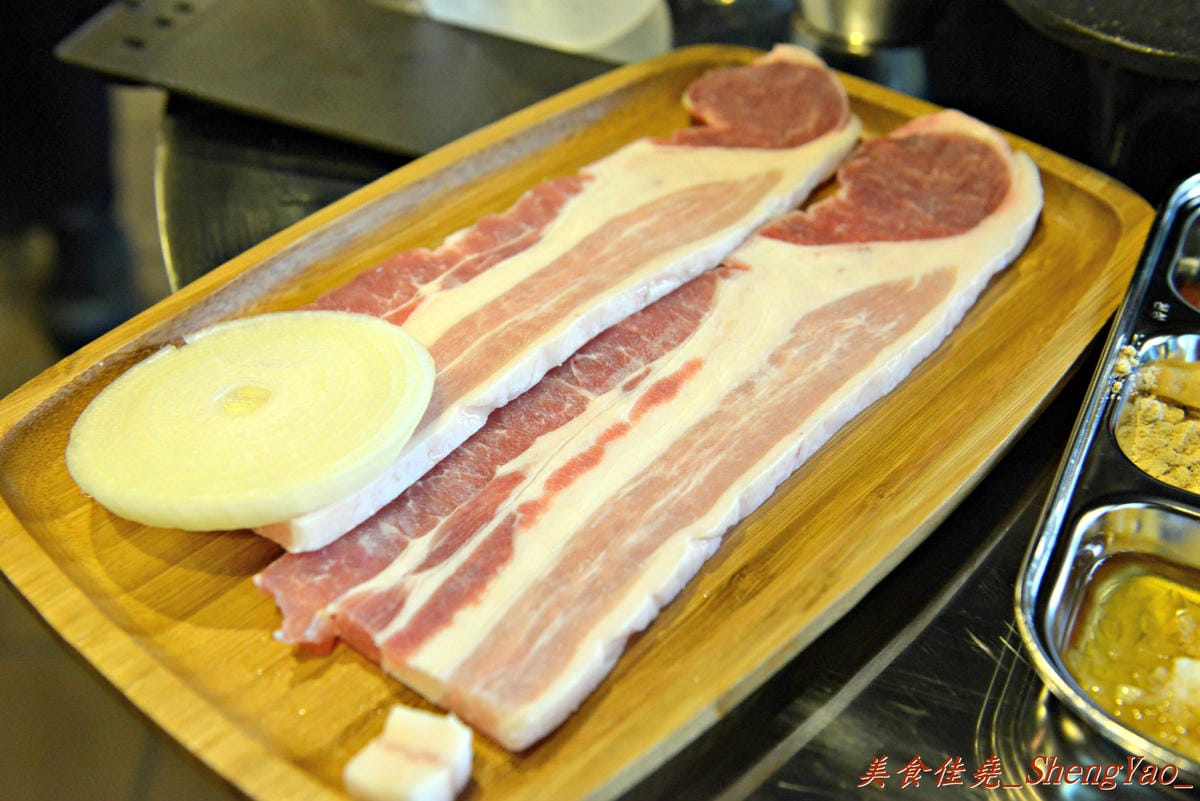 [台中北區]3Pig 韓國五花肉專賣店 – 台中又一新開的汽油桶韓式烤肉,主廚是韓國人,標榜道地韓國口味,食材和器具也全都由韓國空運來台。
