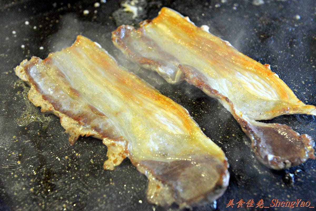 [台中北區]3Pig 韓國五花肉專賣店 – 台中又一新開的汽油桶韓式烤肉,主廚是韓國人,標榜道地韓國口味,食材和器具也全都由韓國空運來台。