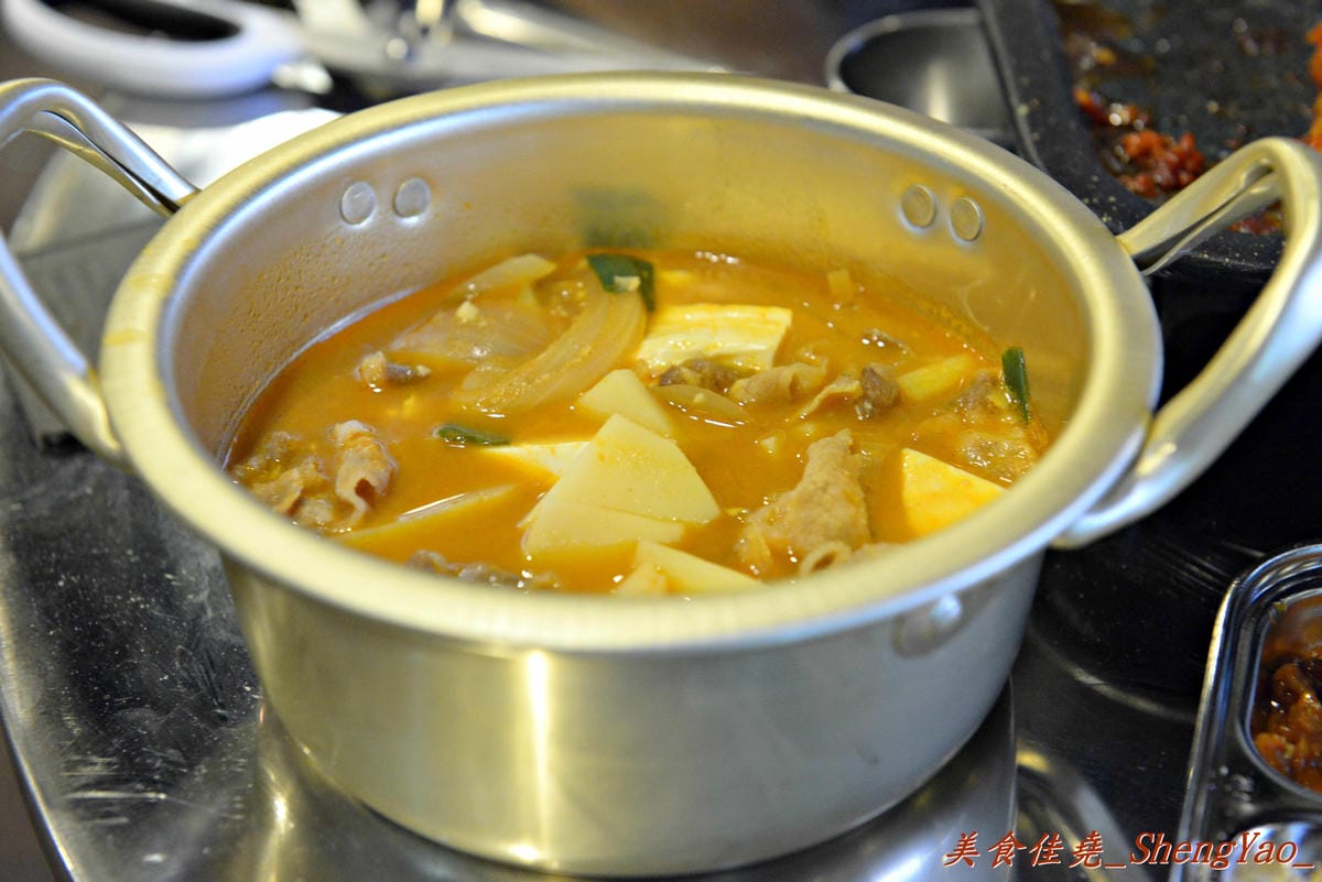 [台中北區]3Pig 韓國五花肉專賣店 – 台中又一新開的汽油桶韓式烤肉,主廚是韓國人,標榜道地韓國口味,食材和器具也全都由韓國空運來台。