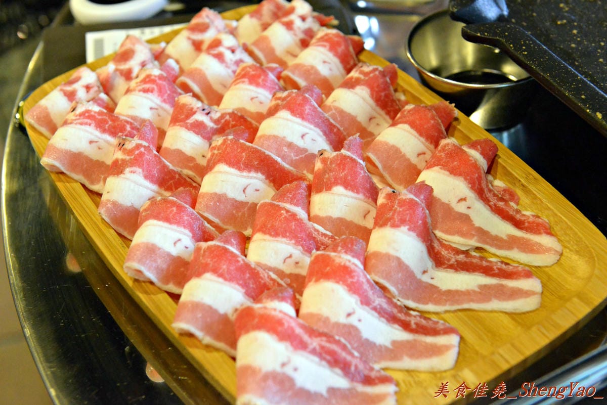 [台中北區]3Pig 韓國五花肉專賣店 – 台中又一新開的汽油桶韓式烤肉,主廚是韓國人,標榜道地韓國口味,食材和器具也全都由韓國空運來台。