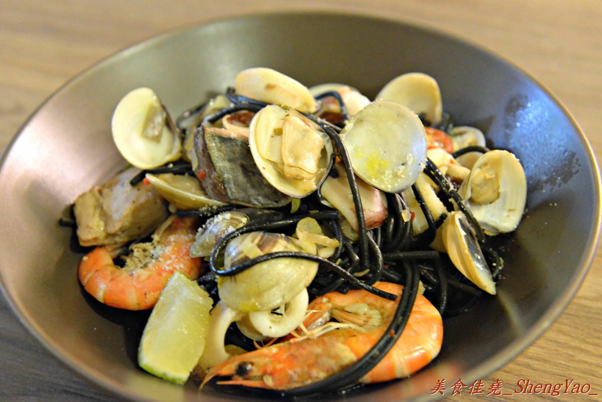 [台中沙鹿]Dolf Ru Cucina 新家初訪 – 沙鹿最具特色的義大利麵餐館搬新家,料理依舊特別、氣氛比以前更棒,營業到晚上11點,情侶吃消夜約會又一好去處。