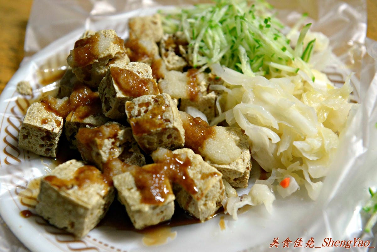 [台中沙鹿]陳媽媽臭豆腐 – 沙鹿最有名的臭豆腐,據說是台中”梁婆婆臭豆腐”的親戚,口味超重,不敢吃辣吃蒜者請小心。