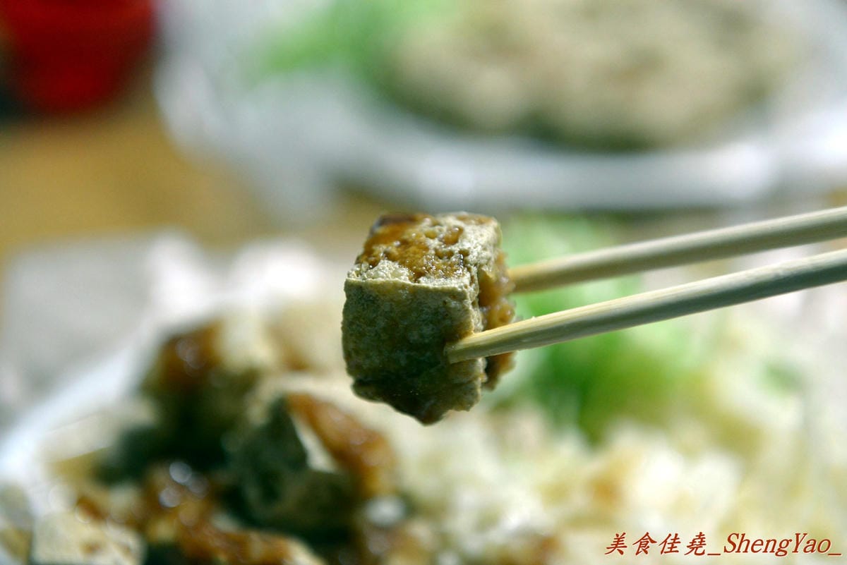 [台中沙鹿]陳媽媽臭豆腐 – 沙鹿最有名的臭豆腐,據說是台中”梁婆婆臭豆腐”的親戚,口味超重,不敢吃辣吃蒜者請小心。