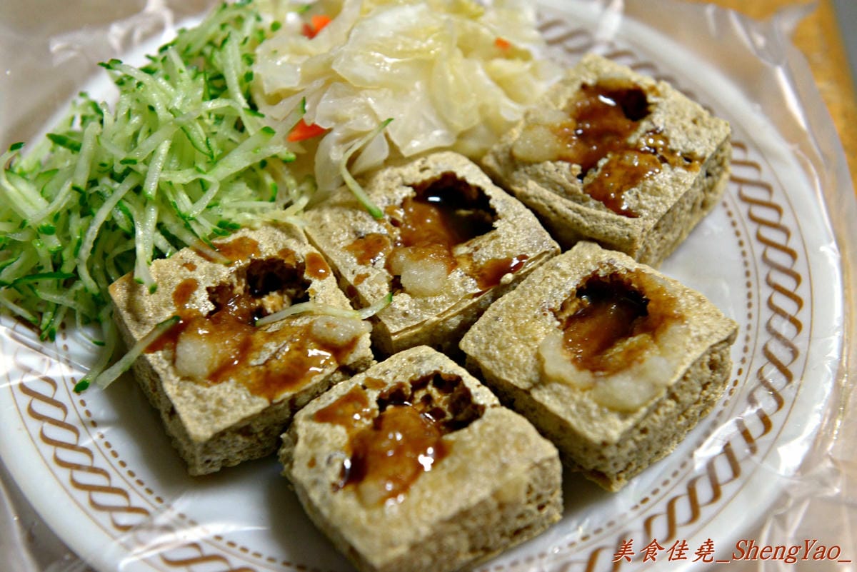 [台中沙鹿]陳媽媽臭豆腐 – 沙鹿最有名的臭豆腐,據說是台中”梁婆婆臭豆腐”的親戚,口味超重,不敢吃辣吃蒜者請小心。