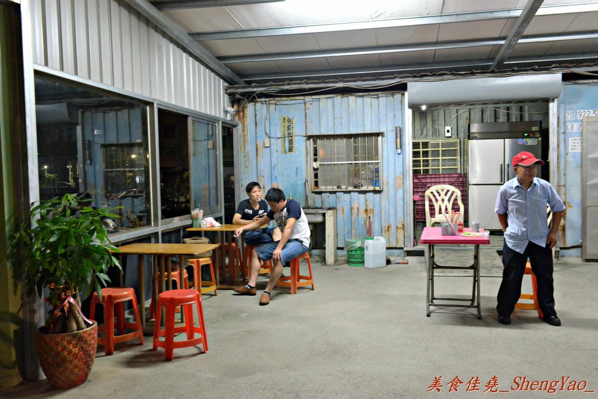 [台中沙鹿]陳媽媽臭豆腐 – 沙鹿最有名的臭豆腐,據說是台中”梁婆婆臭豆腐”的親戚,口味超重,不敢吃辣吃蒜者請小心。