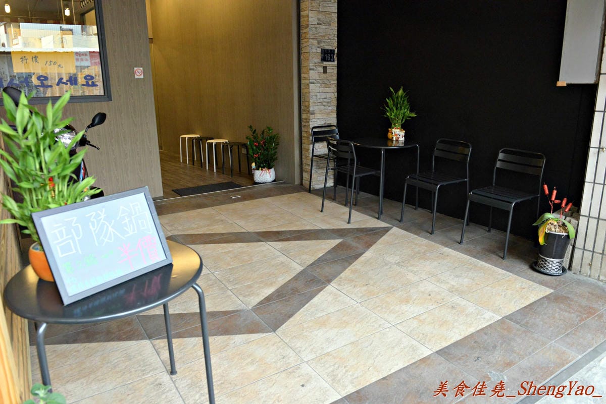 [台中西屯]楊俊秀韓國部隊鍋 – 逢甲新開幕兩個多月的韓國部隊鍋/年糕專賣店,口味獨特好吃,價格便宜。(9/30前鍋類單鍋折價30元,第二鍋享半價優惠)