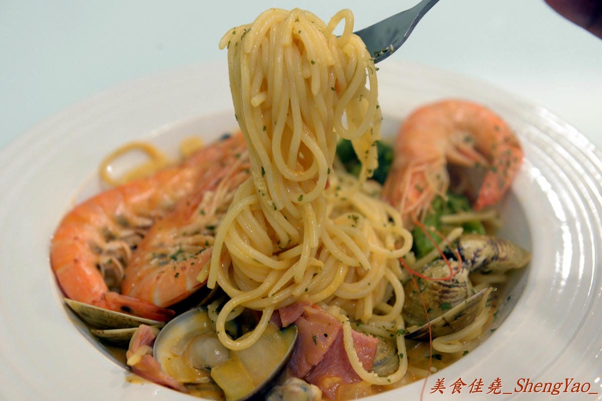 [台中清水]喵匠義式麵坊 – 貓咪為主題的療癒風平價義式麵坊,清水分店開幕了,內用提供免費暢飲雀巢飲品、乳酸多多,臨近清水戲院,看完電影剛好來吃。