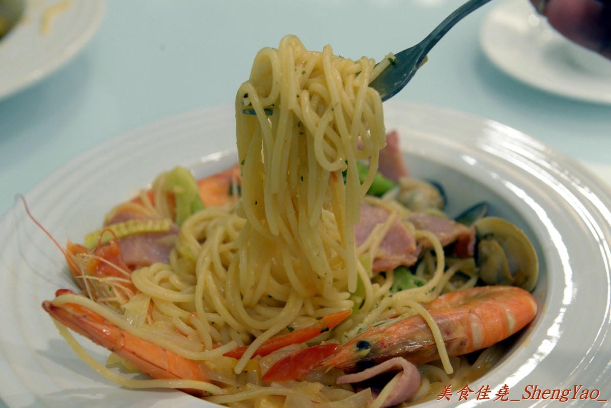 [台中清水]喵匠義式麵坊 – 貓咪為主題的療癒風平價義式麵坊,清水分店開幕了,內用提供免費暢飲雀巢飲品、乳酸多多,臨近清水戲院,看完電影剛好來吃。