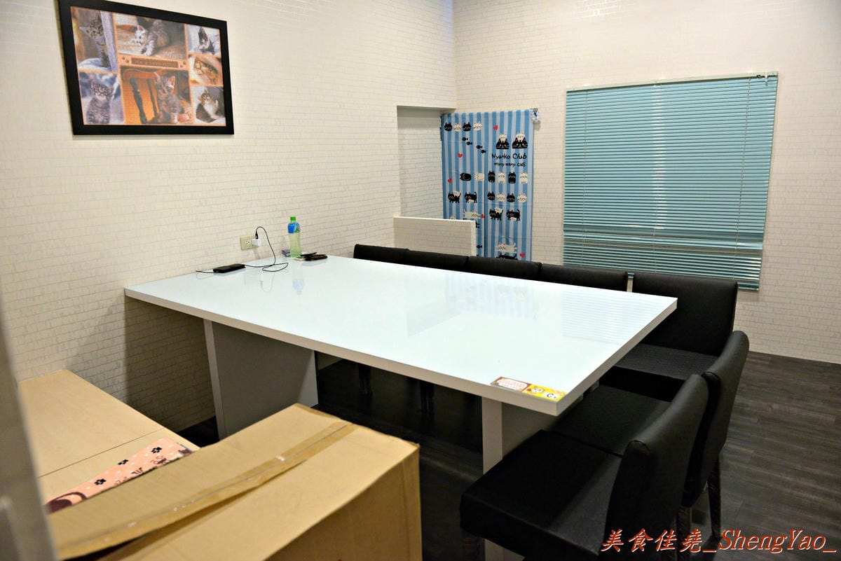 [台中清水]喵匠義式麵坊 – 貓咪為主題的療癒風平價義式麵坊,清水分店開幕了,內用提供免費暢飲雀巢飲品、乳酸多多,臨近清水戲院,看完電影剛好來吃。