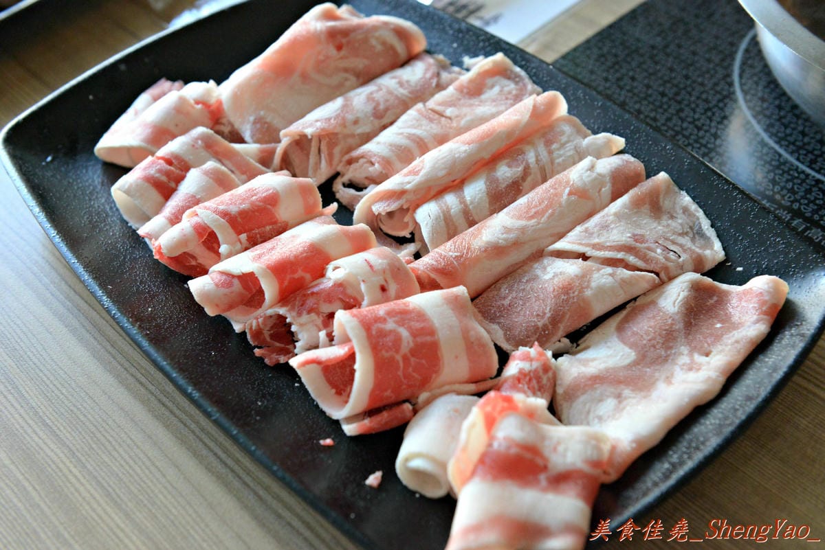 [台中西屯]禾鍋子美味鍋物 – 不到300元就能享有5種肉類吃到飽,食材種類還不少,新鮮度尚可,整體C/P值不錯。(已歇業)