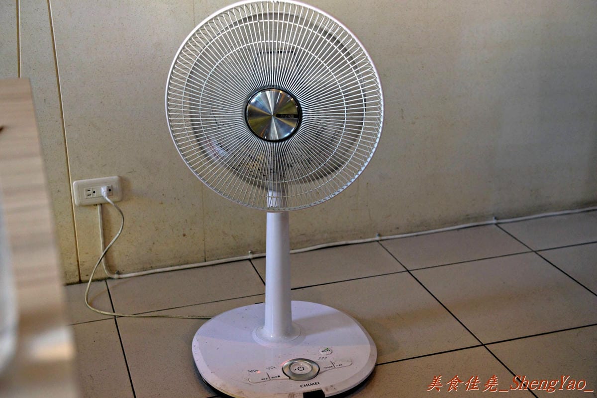 [台中西屯]禾鍋子美味鍋物 – 不到300元就能享有5種肉類吃到飽,食材種類還不少,新鮮度尚可,整體C/P值不錯。(已歇業)