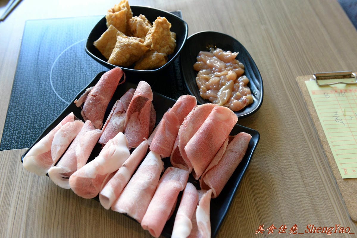 [台中西屯]禾鍋子美味鍋物 – 不到300元就能享有5種肉類吃到飽,食材種類還不少,新鮮度尚可,整體C/P值不錯。(已歇業)