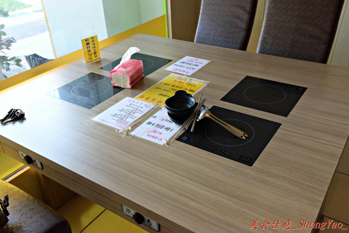 [台中西屯]禾鍋子美味鍋物 – 不到300元就能享有5種肉類吃到飽,食材種類還不少,新鮮度尚可,整體C/P值不錯。(已歇業)