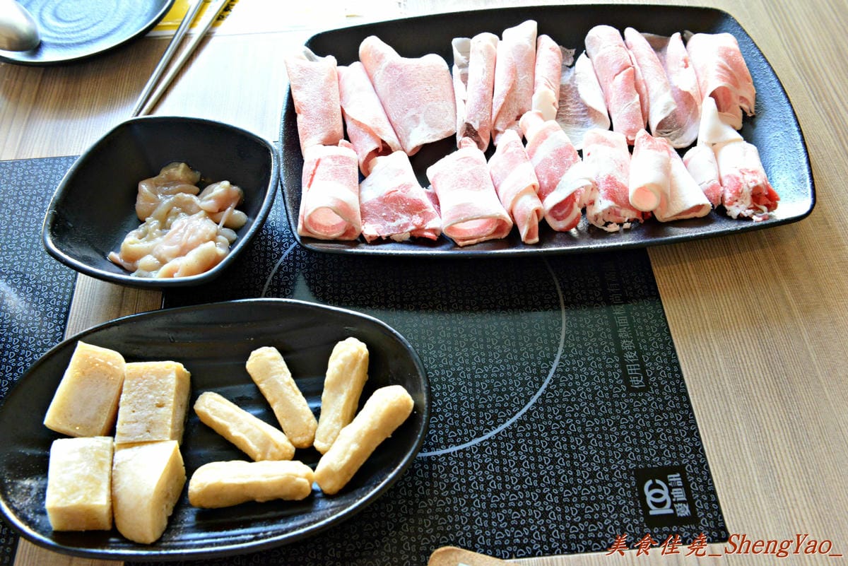 [台中西屯]禾鍋子美味鍋物 – 不到300元就能享有5種肉類吃到飽,食材種類還不少,新鮮度尚可,整體C/P值不錯。(已歇業)
