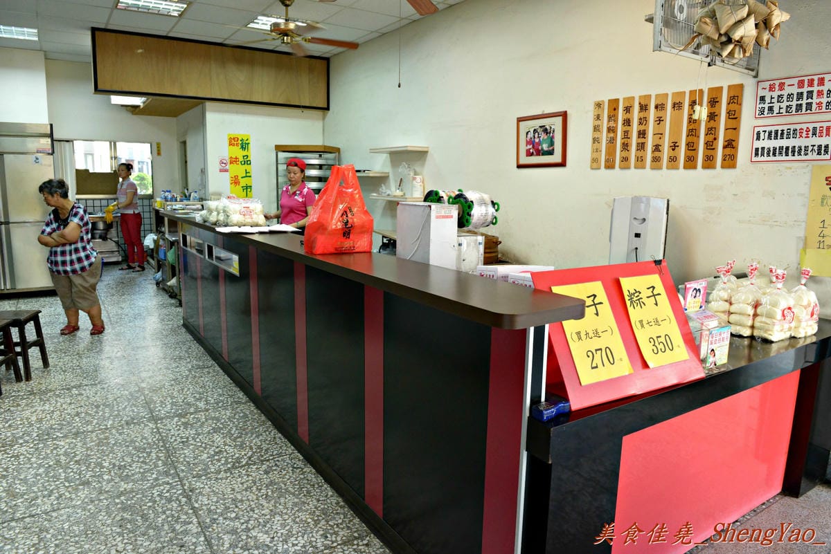 [台中西屯]肉包明 – 來自彰化的50多年歷史包子饅頭專賣店,老麵麵糰做成的細緻外皮 充滿肉汁的扎實肉餡,喜歡吃肉包的朋友必嚐。(已歇業)