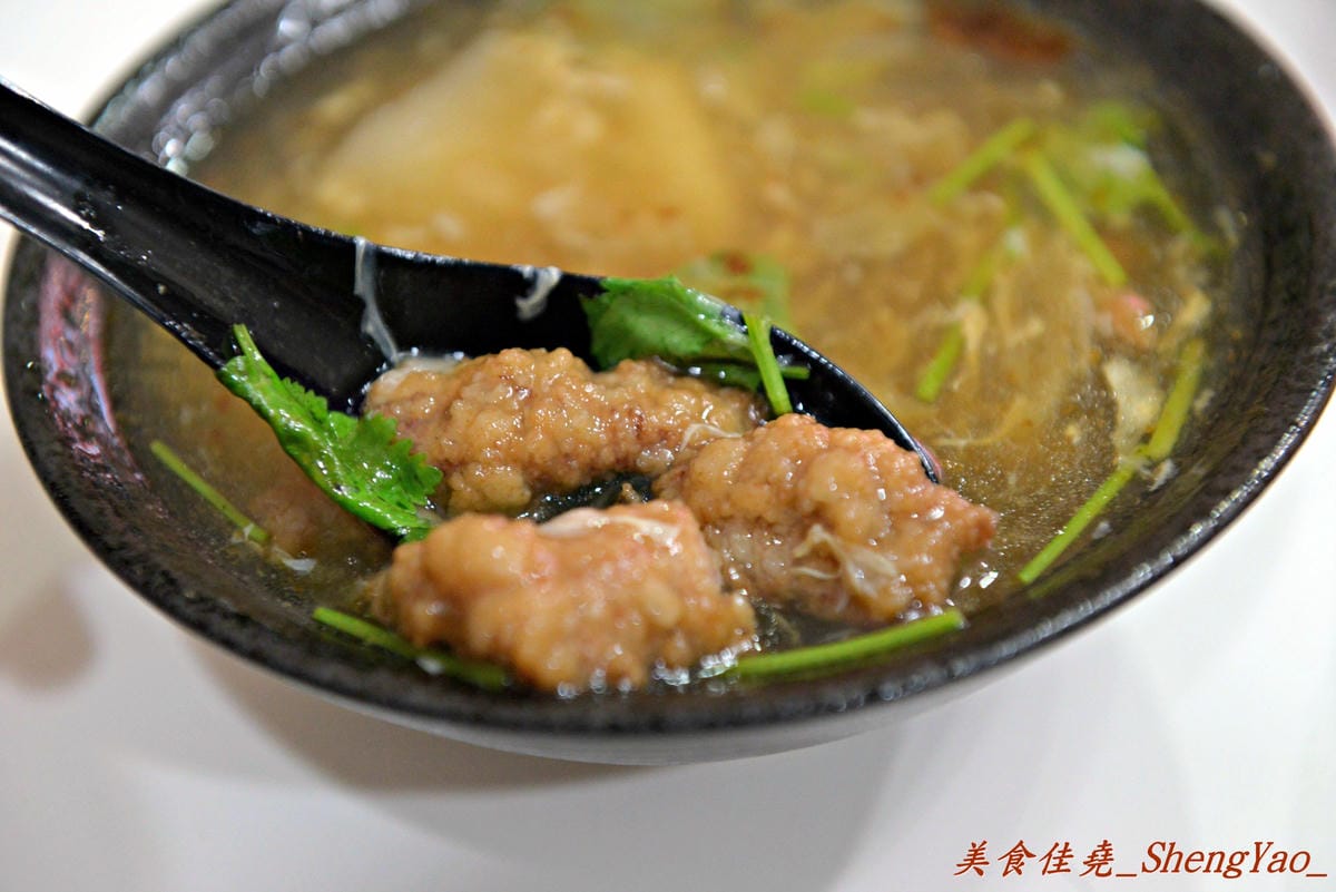 [台中西區]王家基隆蚵仔煎 – 來自基隆廟口的小吃,難以忘懷的濃濃基隆味,紅燒肉羹湯甜肉嫩,蚵仔煎皮酥料實在。