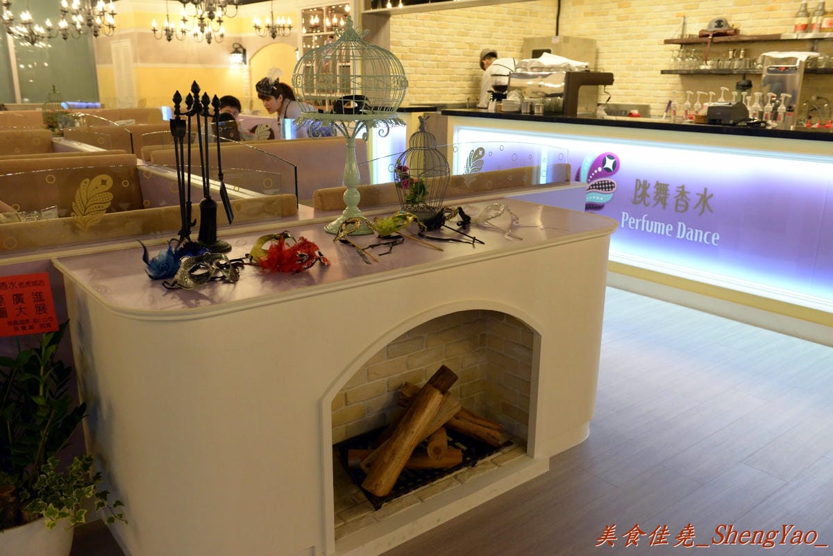 [台中西屯]跳舞香水 老虎城店 – 老虎城也有”跳舞香水”了,甜點種類超多,法式金磚好好吃 !!(已歇業)