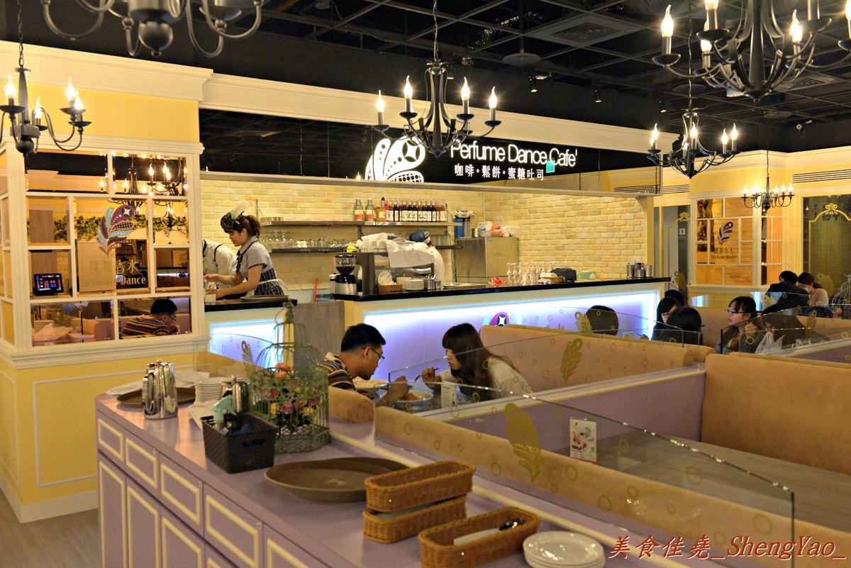 [台中西屯]跳舞香水 老虎城店 – 老虎城也有”跳舞香水”了,甜點種類超多,法式金磚好好吃 !!(已歇業)