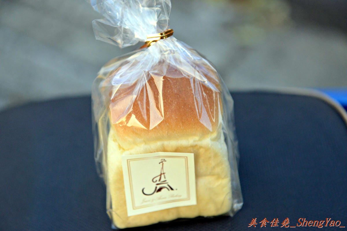[台中沙鹿]吉森愛妮烘焙坊 行動麵包攤 – 沙鹿網友口耳相傳孝順年輕麵包師傅擺攤賣麵包,麵包都是每天下午現烤出爐,味道樸實不錯吃。