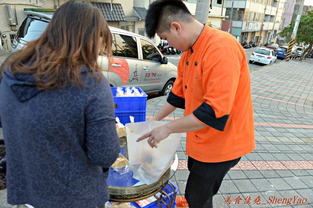 [台中沙鹿]吉森愛妮烘焙坊 行動麵包攤 – 沙鹿網友口耳相傳孝順年輕麵包師傅擺攤賣麵包,麵包都是每天下午現烤出爐,味道樸實不錯吃。