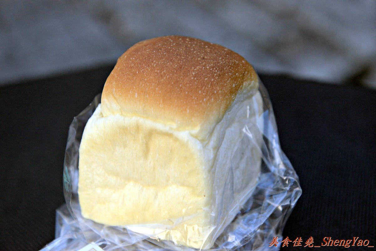 [台中沙鹿]吉森愛妮烘焙坊 行動麵包攤 – 沙鹿網友口耳相傳孝順年輕麵包師傅擺攤賣麵包,麵包都是每天下午現烤出爐,味道樸實不錯吃。