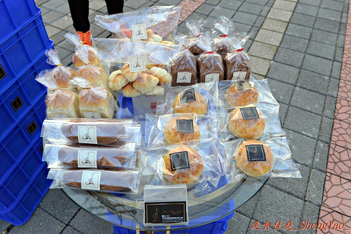 [台中沙鹿]吉森愛妮烘焙坊 行動麵包攤 – 沙鹿網友口耳相傳孝順年輕麵包師傅擺攤賣麵包,麵包都是每天下午現烤出爐,味道樸實不錯吃。
