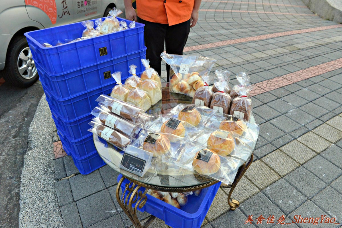 [台中沙鹿]吉森愛妮烘焙坊 行動麵包攤 – 沙鹿網友口耳相傳孝順年輕麵包師傅擺攤賣麵包,麵包都是每天下午現烤出爐,味道樸實不錯吃。