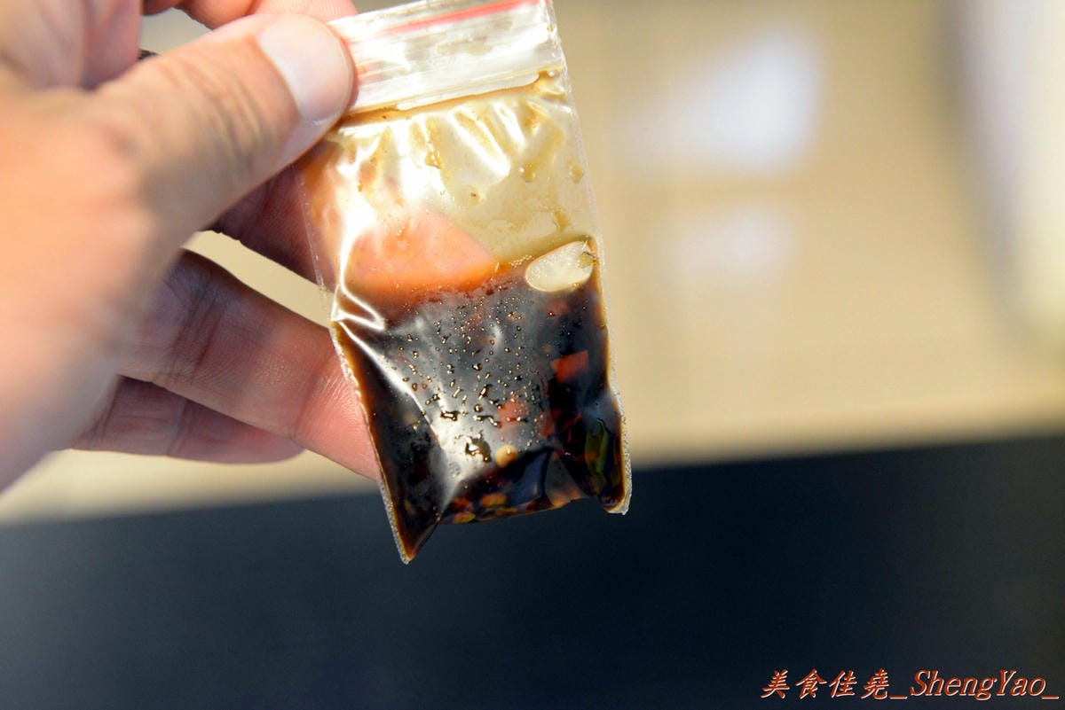 [台中北區]健美先生激炸滷味 – 一中商圈新開幕的滷味店,先滷後炸,再刷上獨特蒜頭醬和辣椒醬油,好吃夠味超下酒 !!(邀約試吃)