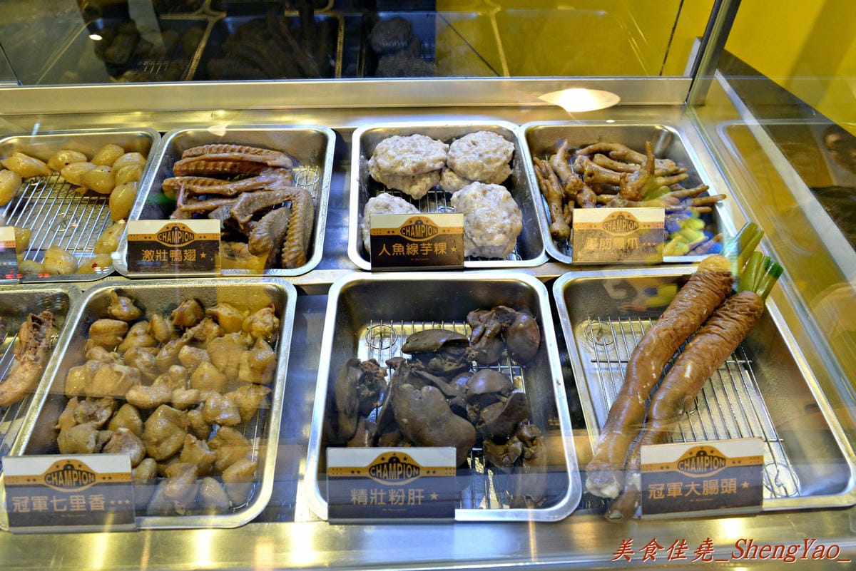 [台中北區]健美先生激炸滷味 – 一中商圈新開幕的滷味店,先滷後炸,再刷上獨特蒜頭醬和辣椒醬油,好吃夠味超下酒 !!(邀約試吃)
