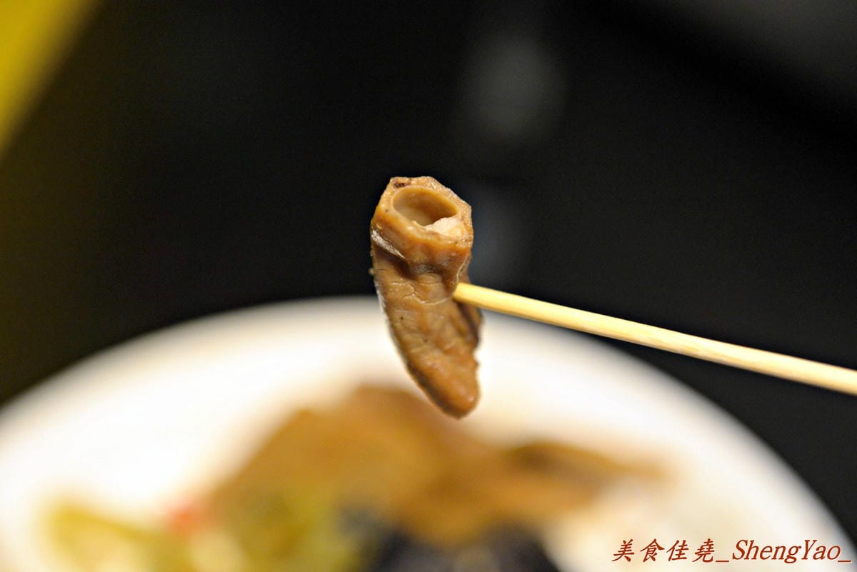 [台中北區]健美先生激炸滷味 – 一中商圈新開幕的滷味店,先滷後炸,再刷上獨特蒜頭醬和辣椒醬油,好吃夠味超下酒 !!(邀約試吃)