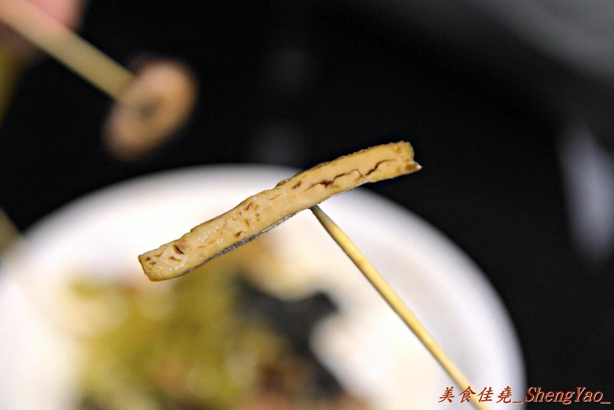 [台中北區]健美先生激炸滷味 – 一中商圈新開幕的滷味店,先滷後炸,再刷上獨特蒜頭醬和辣椒醬油,好吃夠味超下酒 !!(邀約試吃)