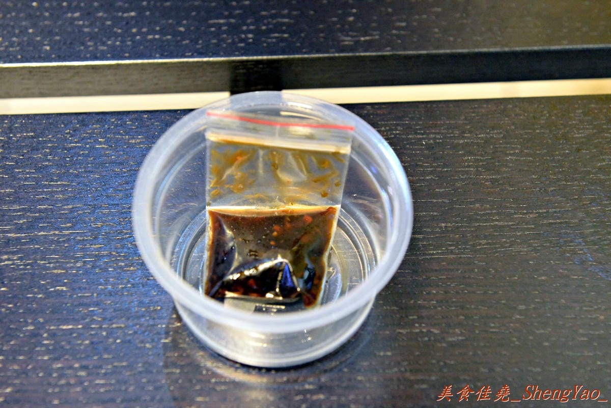 [台中北區]健美先生激炸滷味 – 一中商圈新開幕的滷味店,先滷後炸,再刷上獨特蒜頭醬和辣椒醬油,好吃夠味超下酒 !!(邀約試吃)