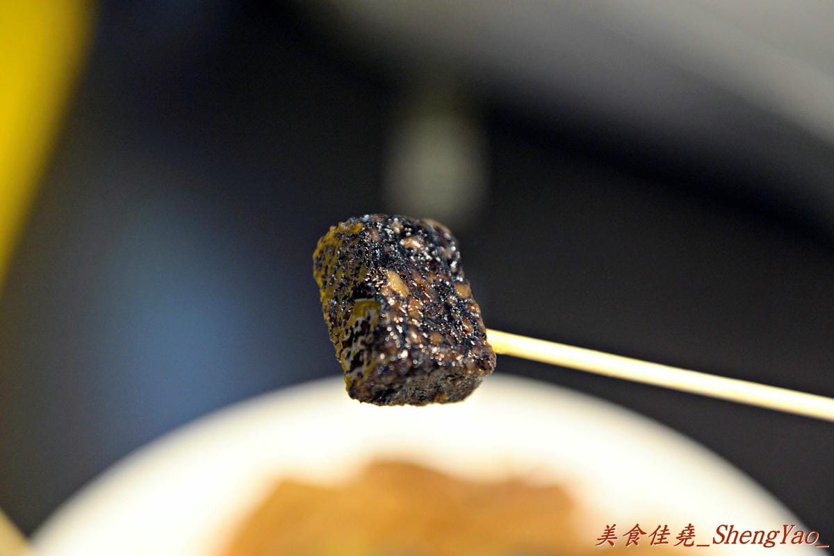 [台中北區]健美先生激炸滷味 – 一中商圈新開幕的滷味店,先滷後炸,再刷上獨特蒜頭醬和辣椒醬油,好吃夠味超下酒 !!(邀約試吃)