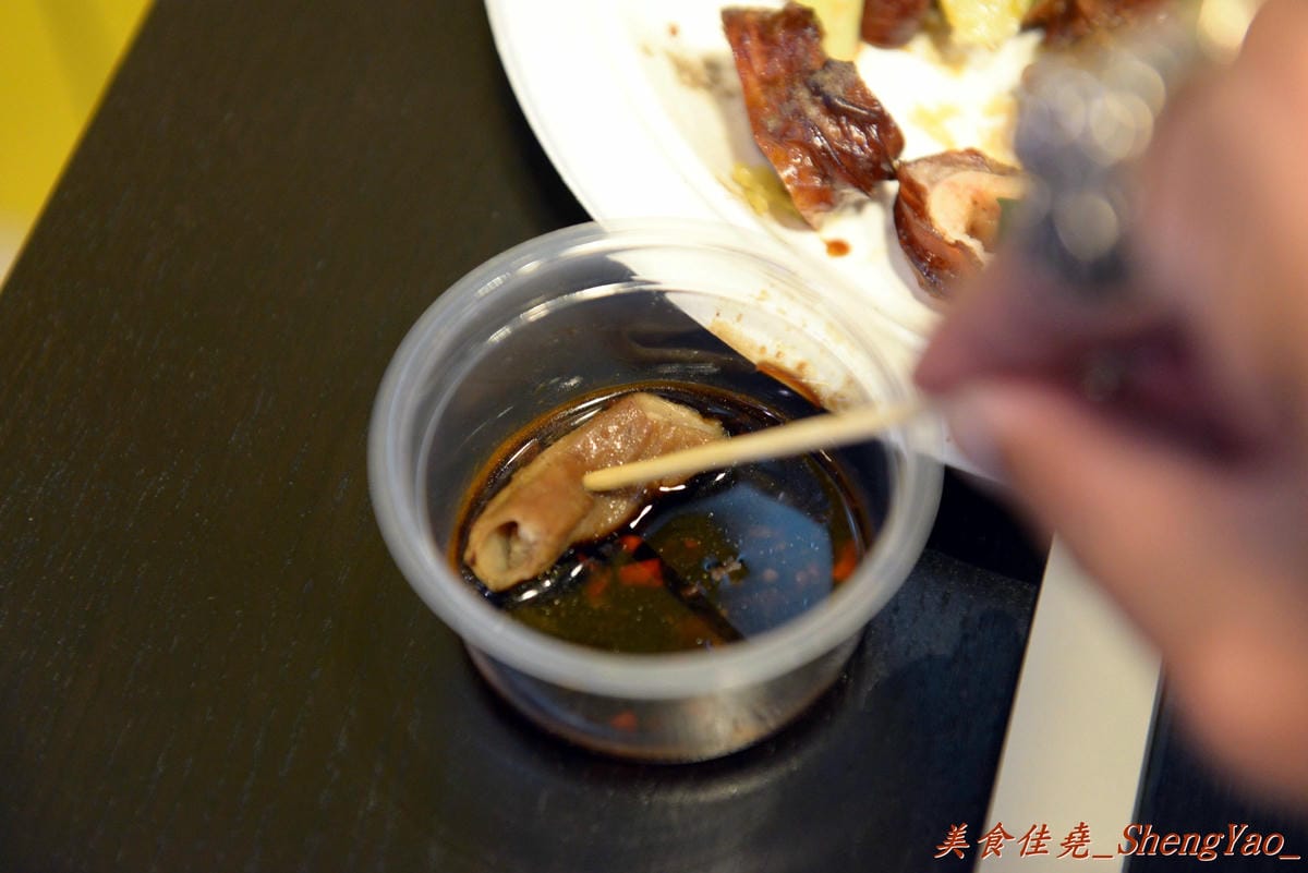 [台中北區]健美先生激炸滷味 – 一中商圈新開幕的滷味店,先滷後炸,再刷上獨特蒜頭醬和辣椒醬油,好吃夠味超下酒 !!(邀約試吃)