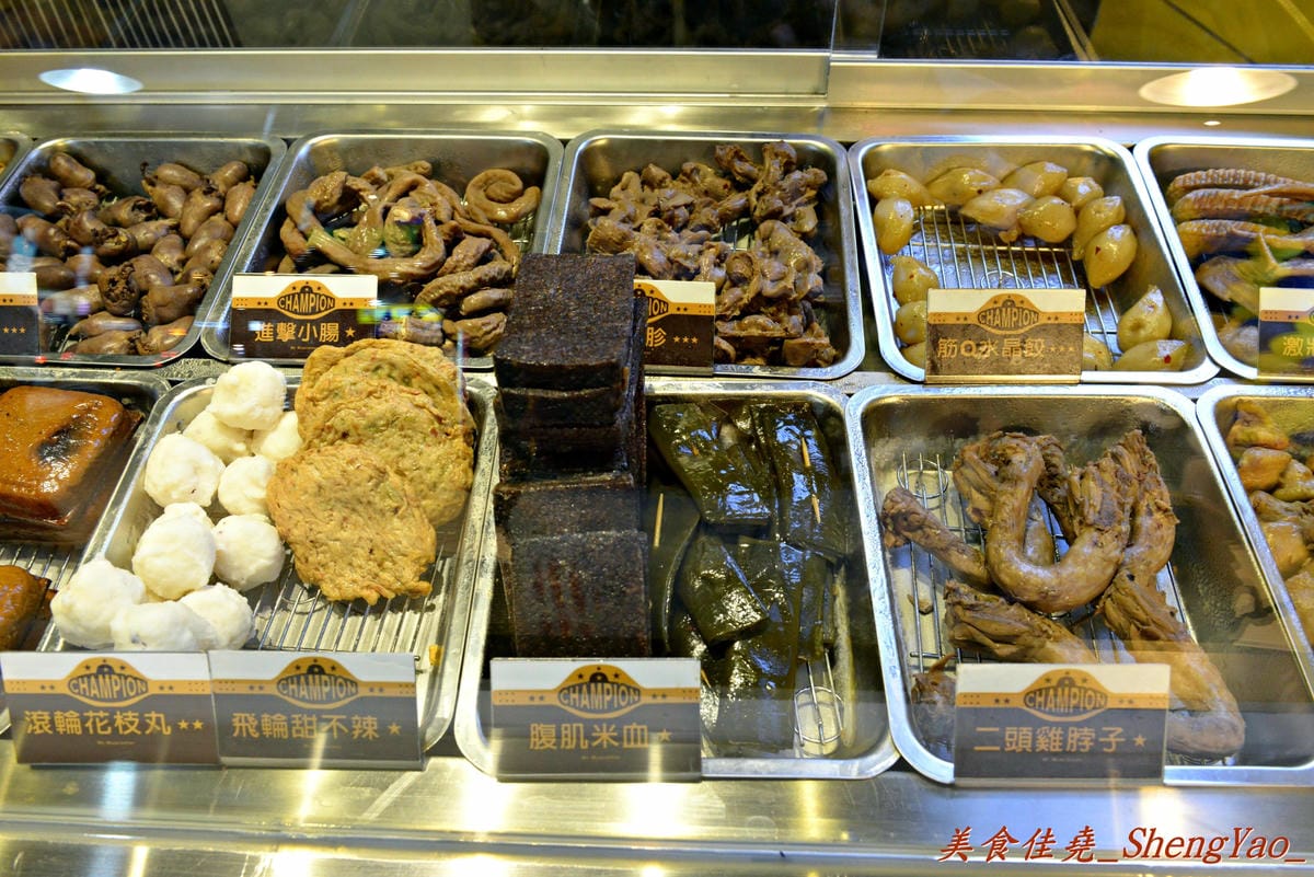 [台中北區]健美先生激炸滷味 – 一中商圈新開幕的滷味店,先滷後炸,再刷上獨特蒜頭醬和辣椒醬油,好吃夠味超下酒 !!(邀約試吃)